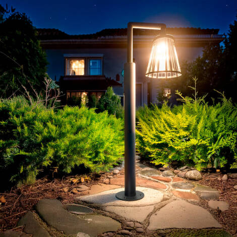 PELTARO staande tuinlamp zwart in de tuin