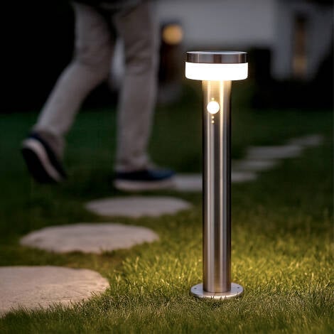 HALVIVO solar tuinpaal zilver in de tuin
