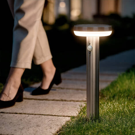 DORMAVO solar tuinpaal zilver in de tuin