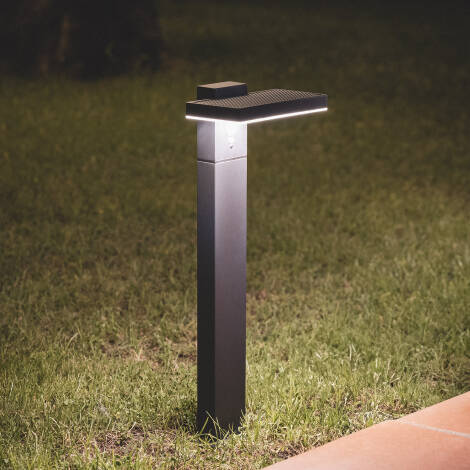 SUNDAVO solar tuinpaal zwart in de tuin