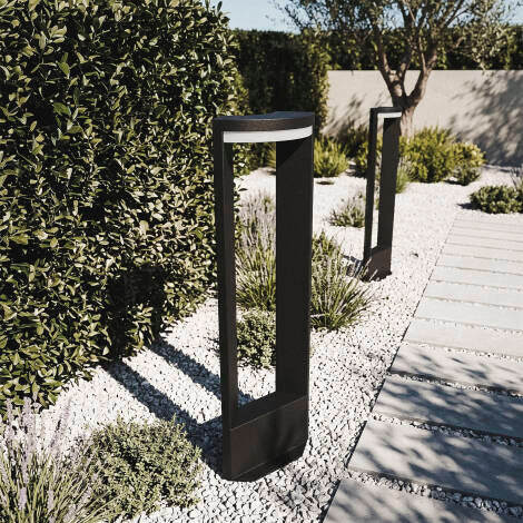MIRTIVO tuinpaal zwart in de tuin