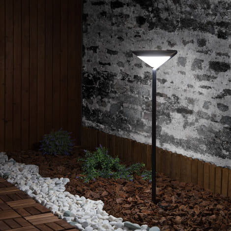 KORVANO solar tuinpaal zwart in de tuin